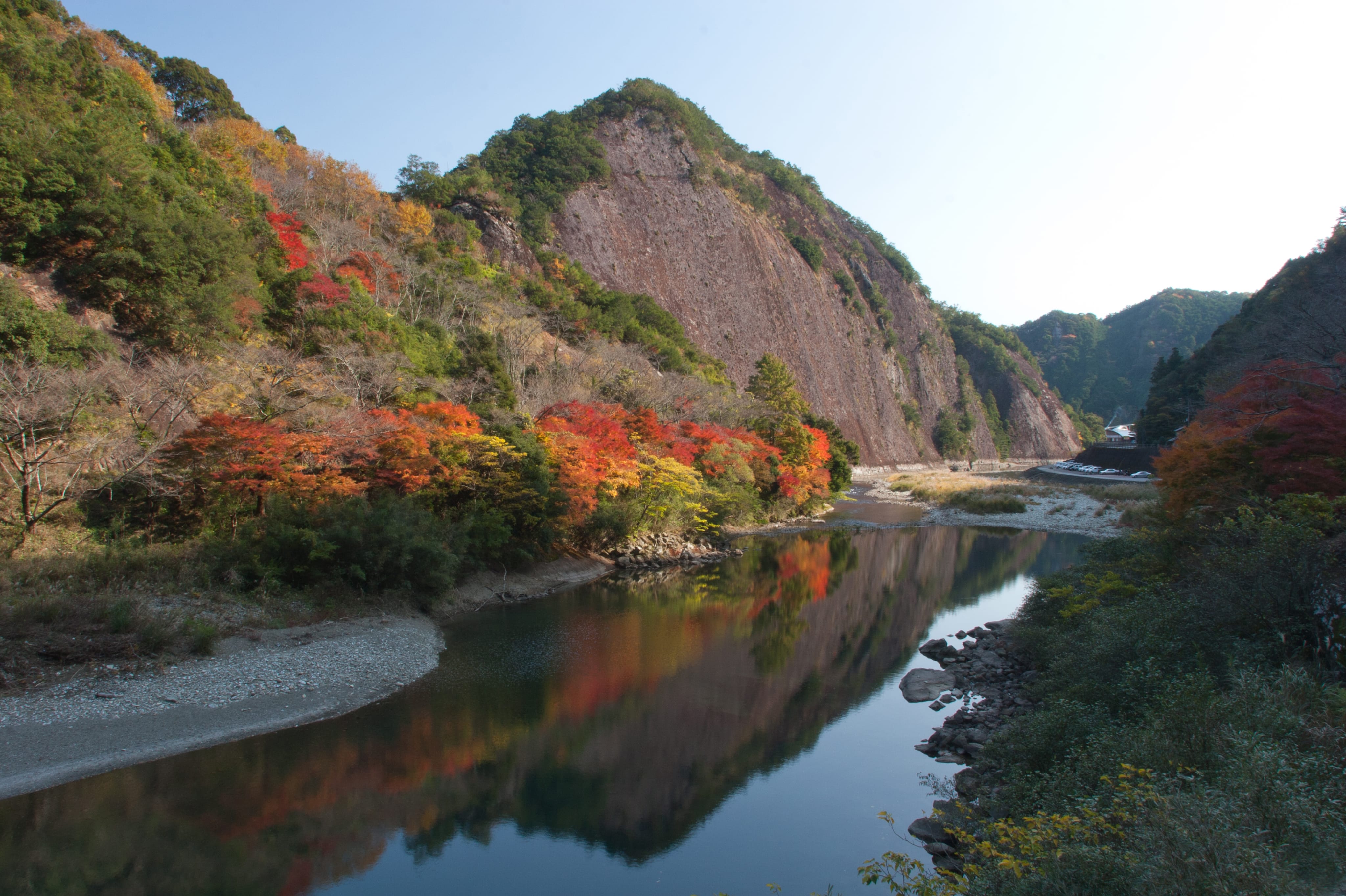 紅葉に彩られる一枚岩