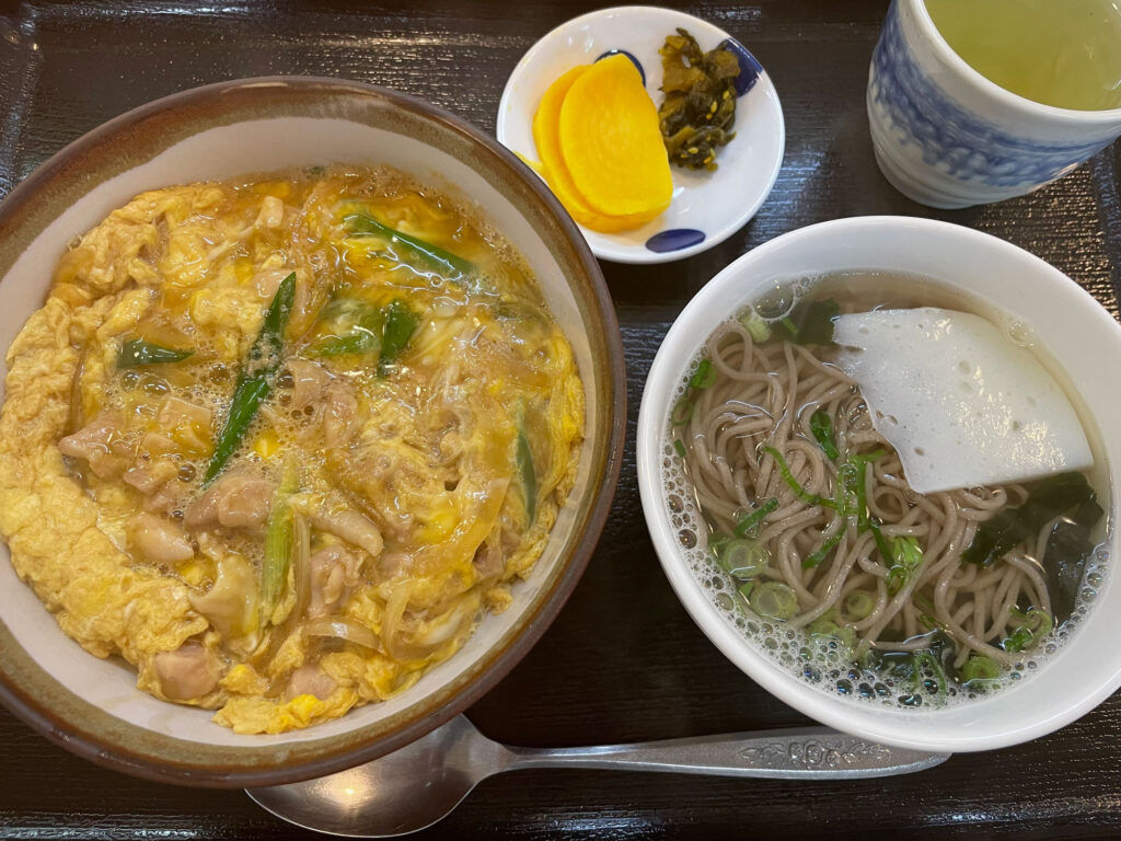 親子丼と温かいそばのセットランチ＠海布_串本町